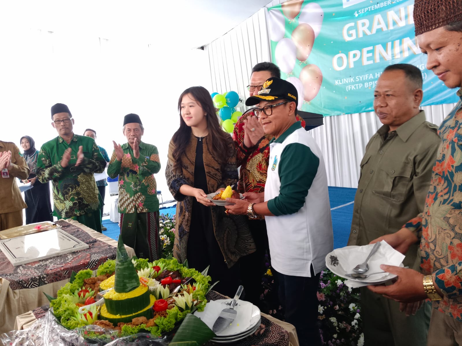 Wali Kota Malang SUtiaji (tiga dari kanan) dalam prosesi potong tumpeng seremoni peresmian Klinik Syifa Husada Unggul
