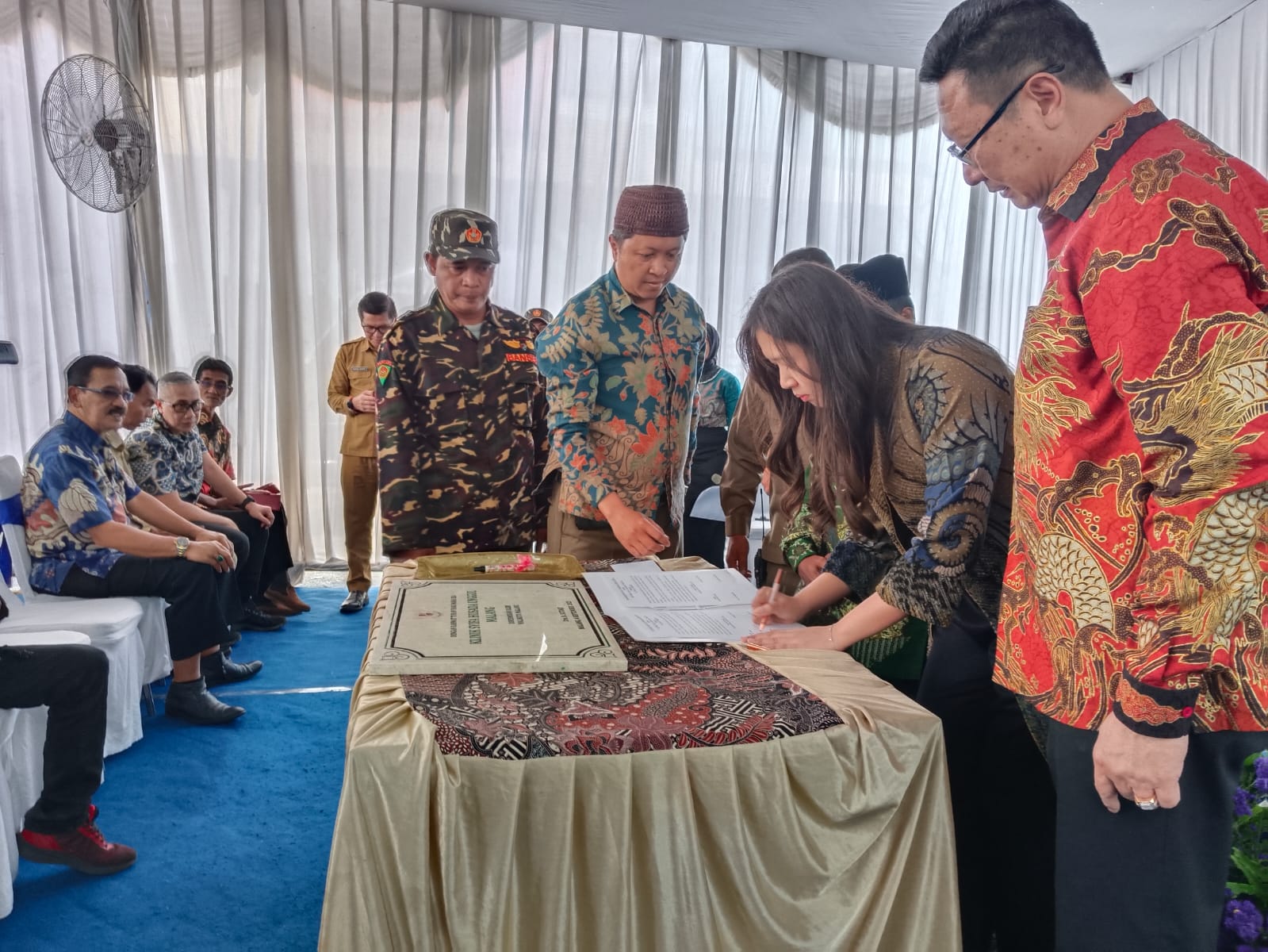 Penandatanganan dokumen peresmian Klinik Syifa Husada Unggul Mulyorejo Kota Malang