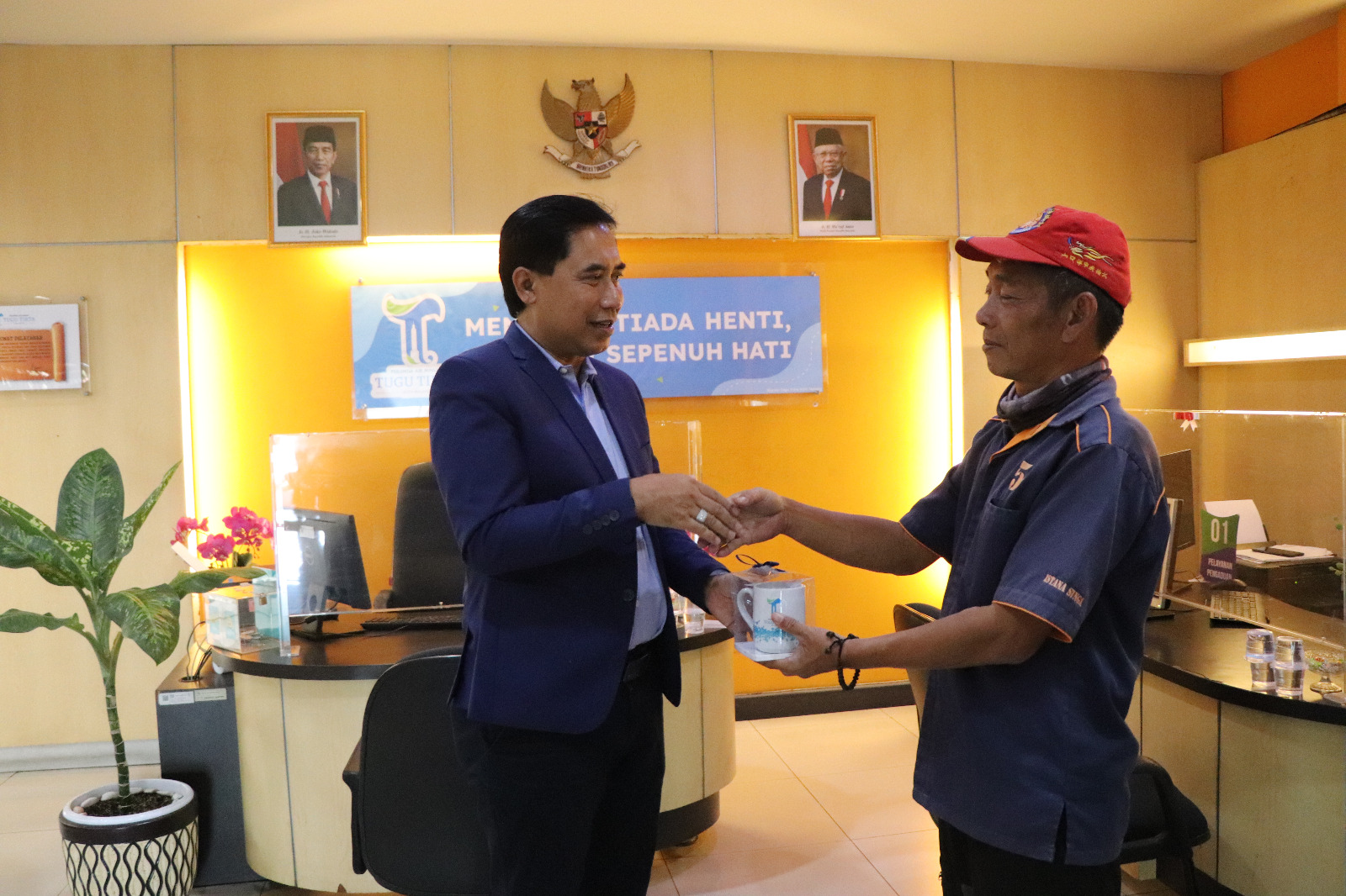 Dirut Tugu Tirta dalam momen Hari Pelanggan Nasional
