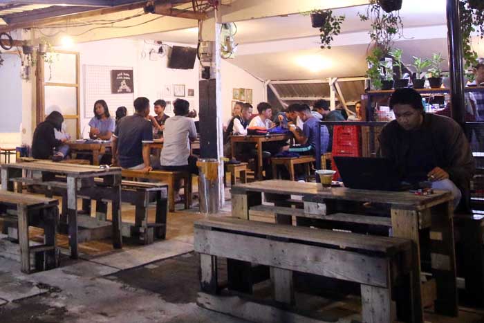 Suasana kafe di Sudimoro Kota Malang