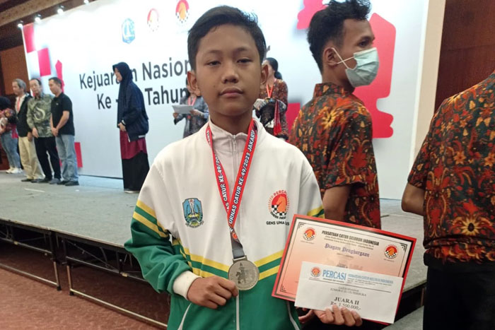 JUARA: Arjuna Satria Pamungkas menunjukkan medali emas Kejurnas Catur di Jakarta, Maret lalu.