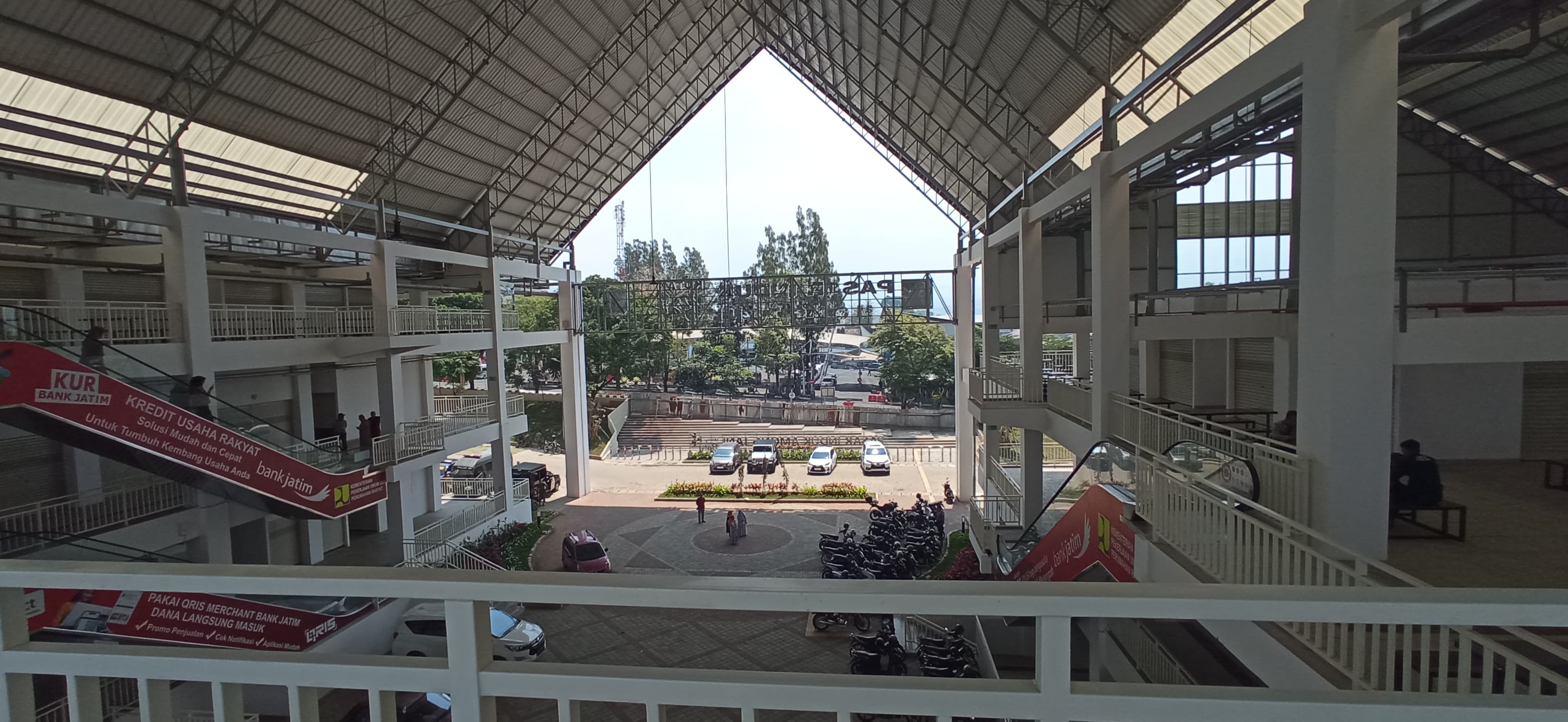 TERTATA: Area parkir di kawasan Pasar Induk Among Tani cukup luas.