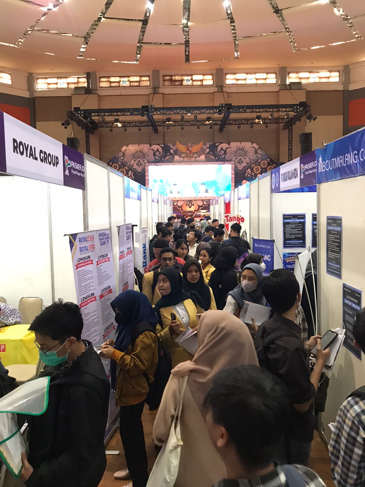 JOB FAIR: Para pencari kerja berjubel memadati gedung Graha Cakrawala Universitas Negeri Malang (UM) kemarin (7/9). Mereka berebut lowongan yang disediakan 39 perusahaan nasional dan multinasional