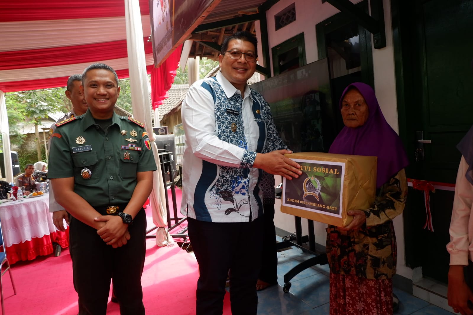 Wakil Bupati Malang Didik Gatot Subroto (tengah) bersama Dandim 0818 Letkol Inf Arief Nurbianto SIP MM menyerahkan bantuan kepada salah satu warga di lokasi peresmian Rutilahu.