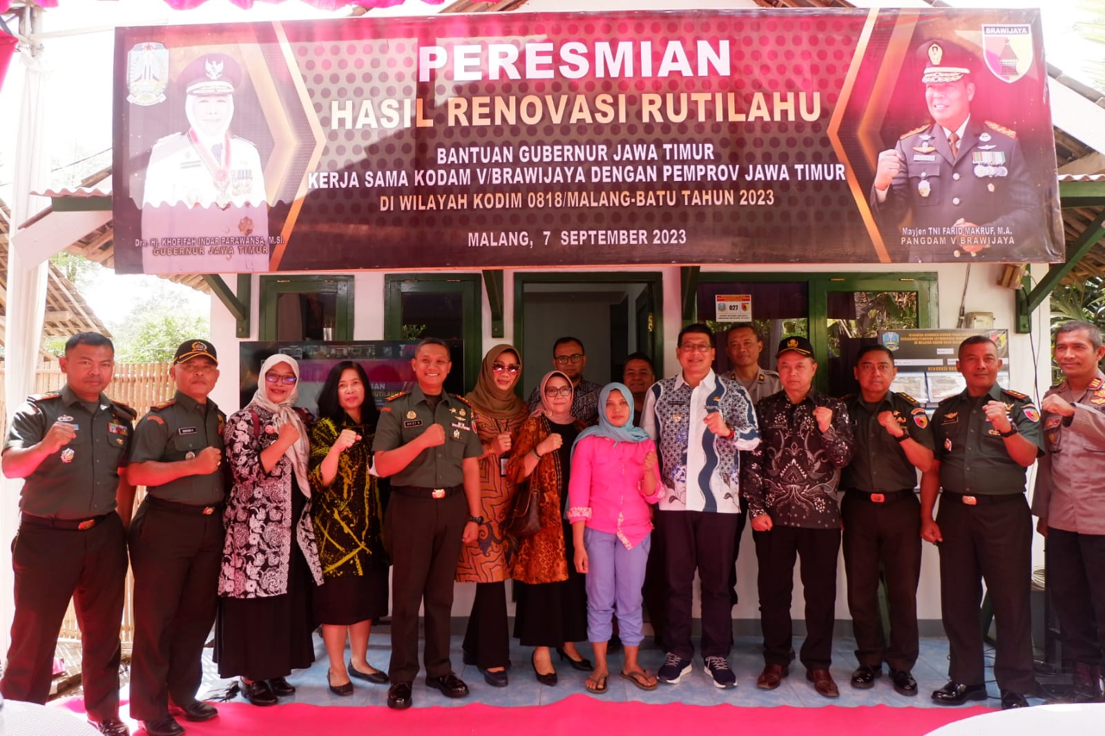 Damiati (kemeja pink, tengah), warga penerima program renovasi Rutilahu bersama  Wabup Malang dan Dandim 0818 beserta jajaran di depan rumah hasil renovasi.