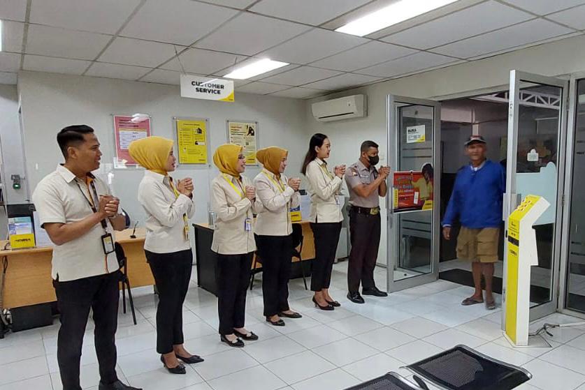 Jajaran staf Adira menyapa pelanggan