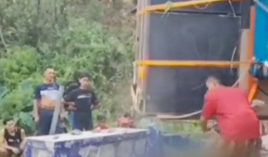 Potongan video pembongkaran jembatan di Bululawang Kabupaten Malang demi lewatnya karnaval sound system