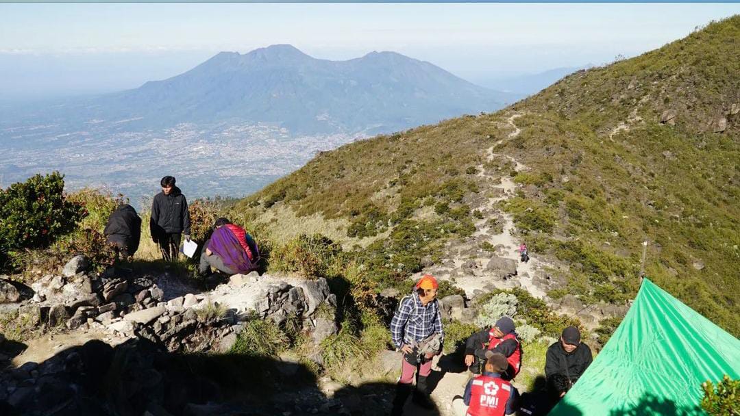 INDAH: Sejumlah pendaki menikmati pemandangan di Gunung Arjuno