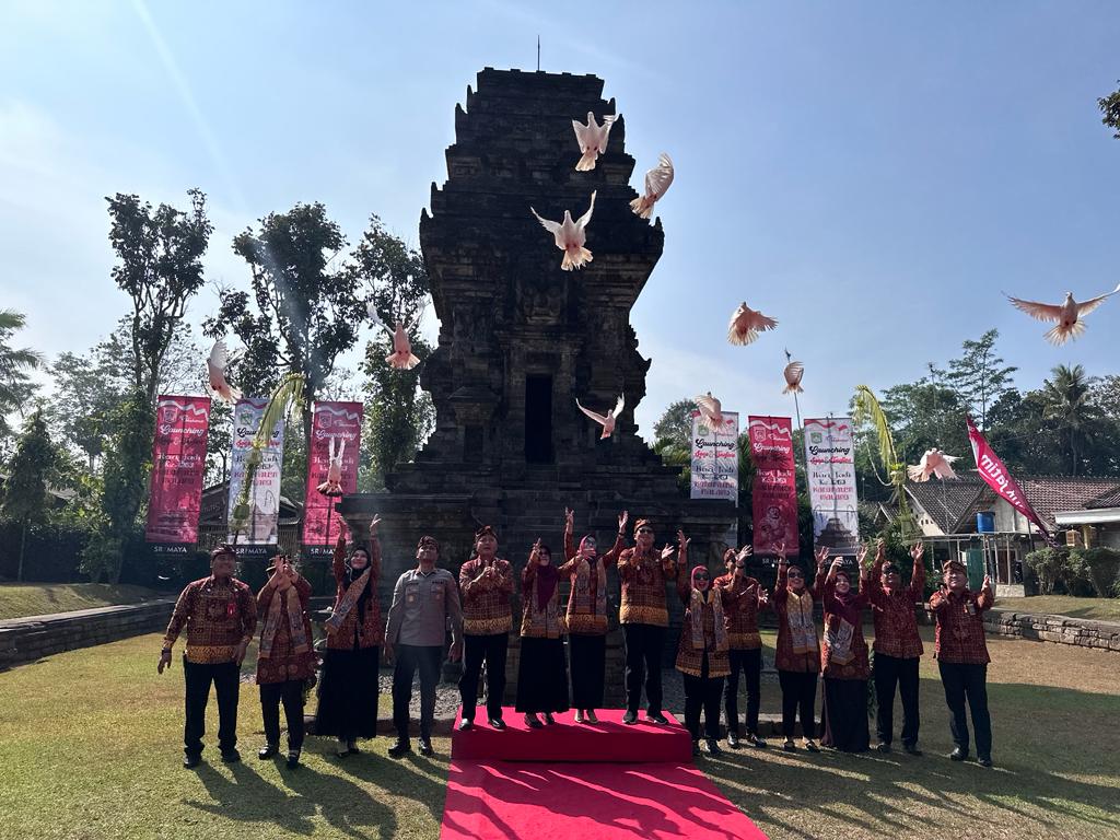 Pelepasan burung merpati menandai launching logo dan tema HUT ke-1263 Kabupaten Malang di Candi Kidal, Jumat (8/9) pagi.
