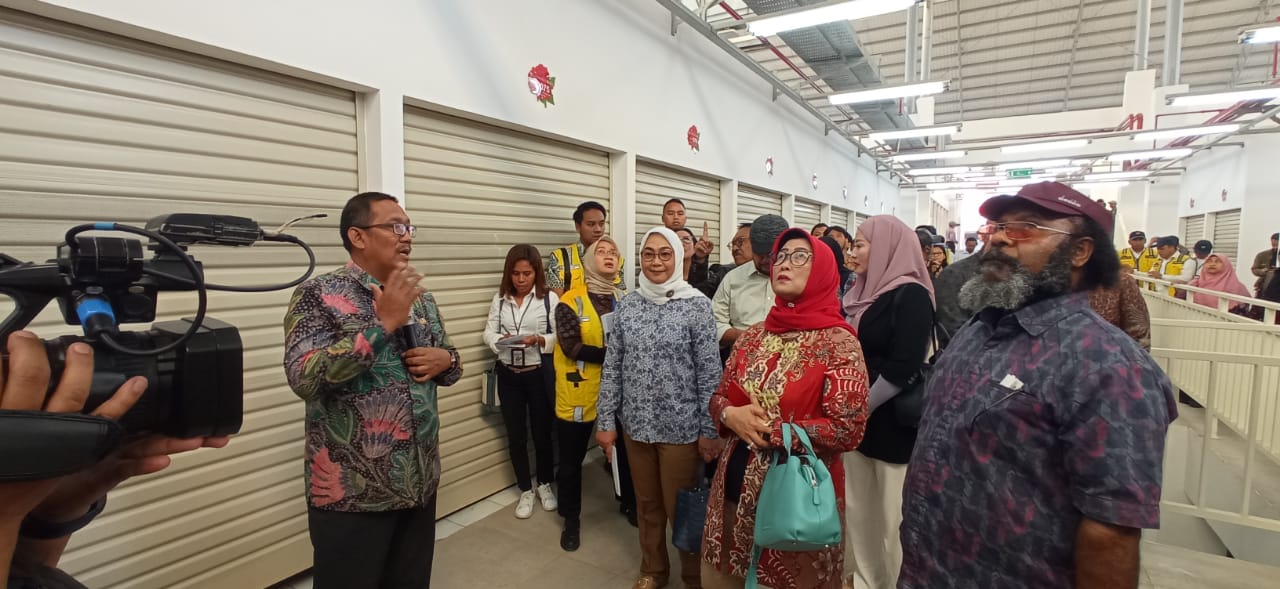 CEK PASAR: Rombongan dari Komisi V DPR RI bersama Ditjen Cipta Karya Kementerian PUPR melakukan kunjungan kerja ke Pasar Induk Among Tani Kota Batu kemarin, (8/9).