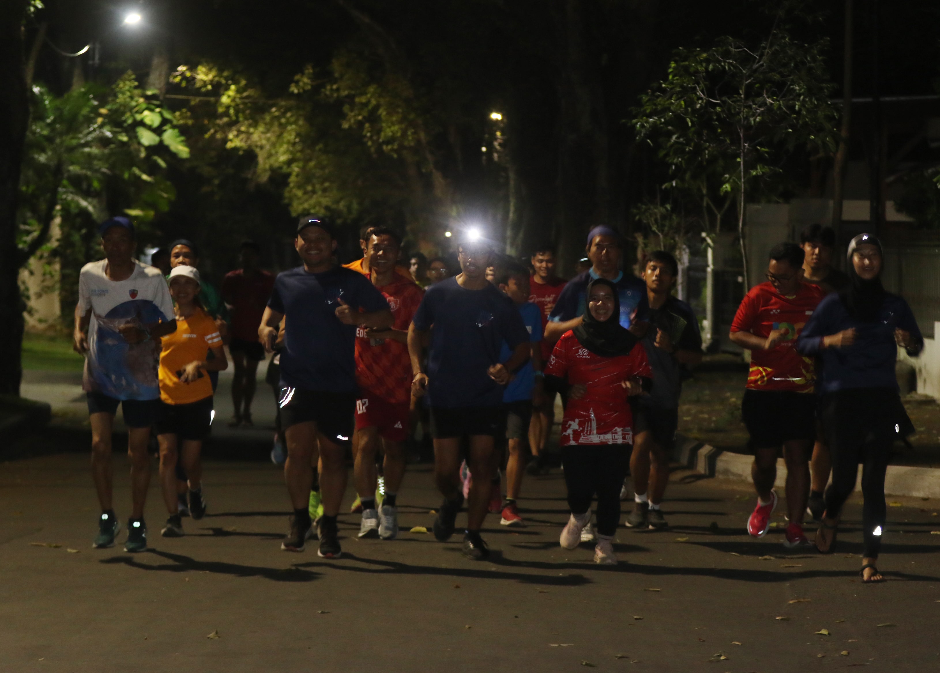 RUTINITAS MALAM: Start dari Taman Slamet, para pelari menuju Jalan Semeru, Jalan Ijen, hingga Jalan Simpang Balapan. Mereka menempuh jarak 5 kilometer.