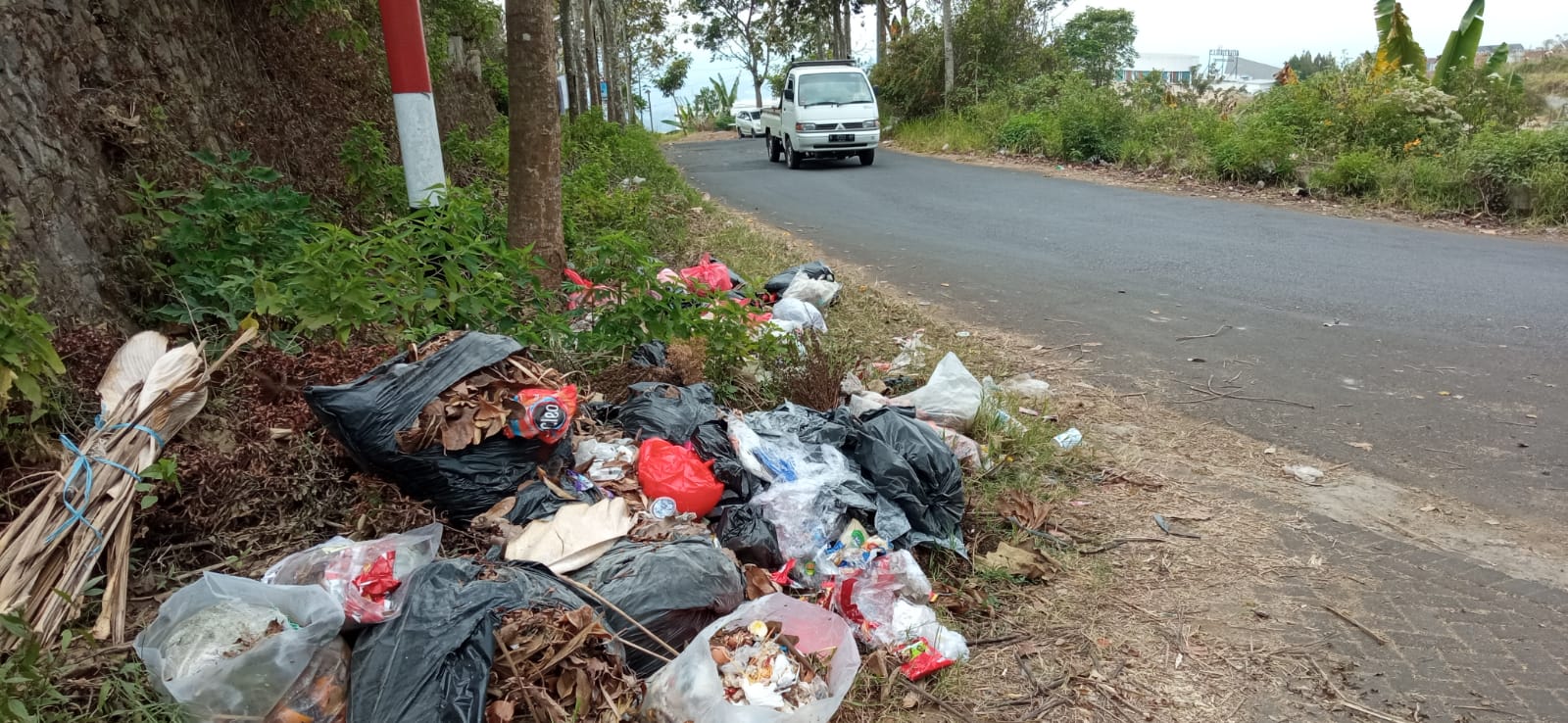 SEMBARANGAN: Warga membuang sampah di Jalan Abdul Gani Atas Kota Batu.