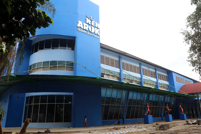 TAHAP FINISHING: Bagian luar GOR Ken Arok Kota Malang sudah dicat dengan warna biru tua dan biru muda.