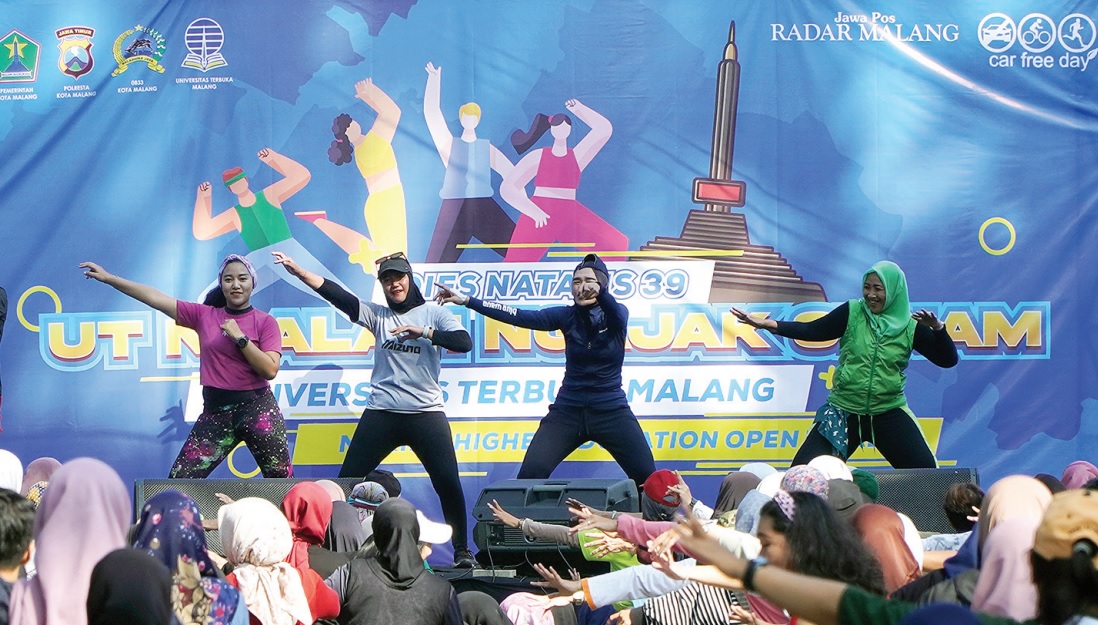 Suasana senam bersama Universitas Terbuka di Jalan Ijen Kota Malang saat car free day