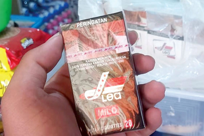 Salah satu rokok tanpa pita cukai alias ilegal dijual di salah satu toko di kawasan Gadang Kota Malang kemarin (10/9).