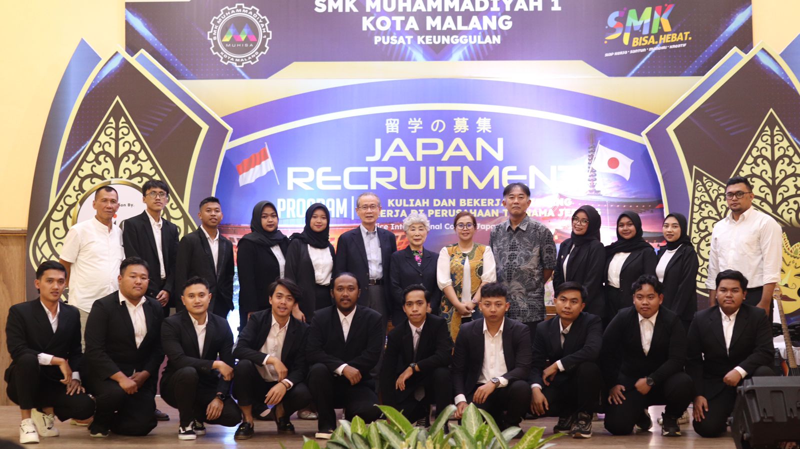 Foto bersama acara rekuitmen PT AIC Jepang di SMK 1 Muhammadiyah Kota Malang