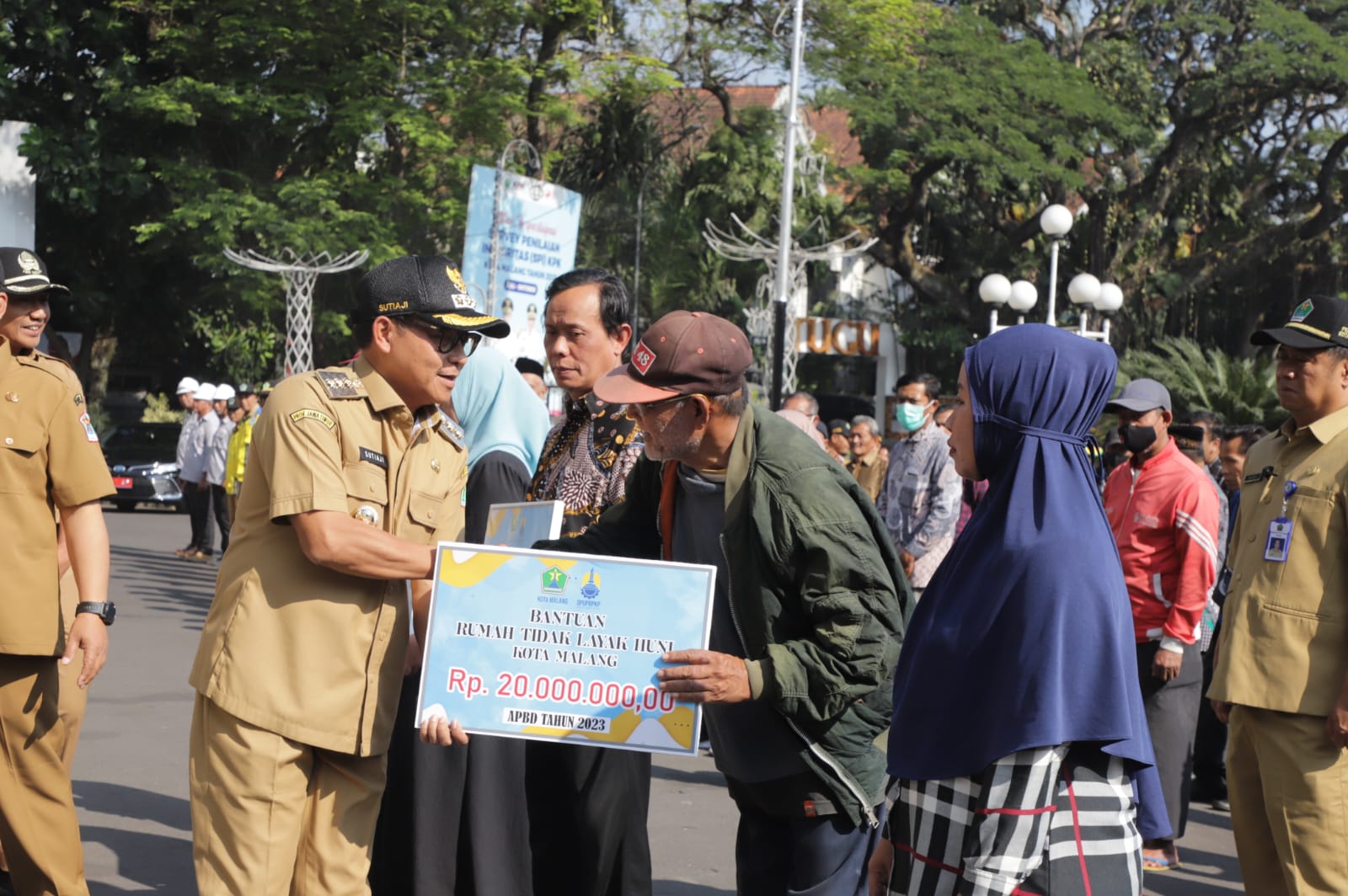 Pemkot Malang menyerahkan simbolis bantuan bedah rumah untuk warga berpenghasilan rendah di Balai Kota, Senin (11/9)
