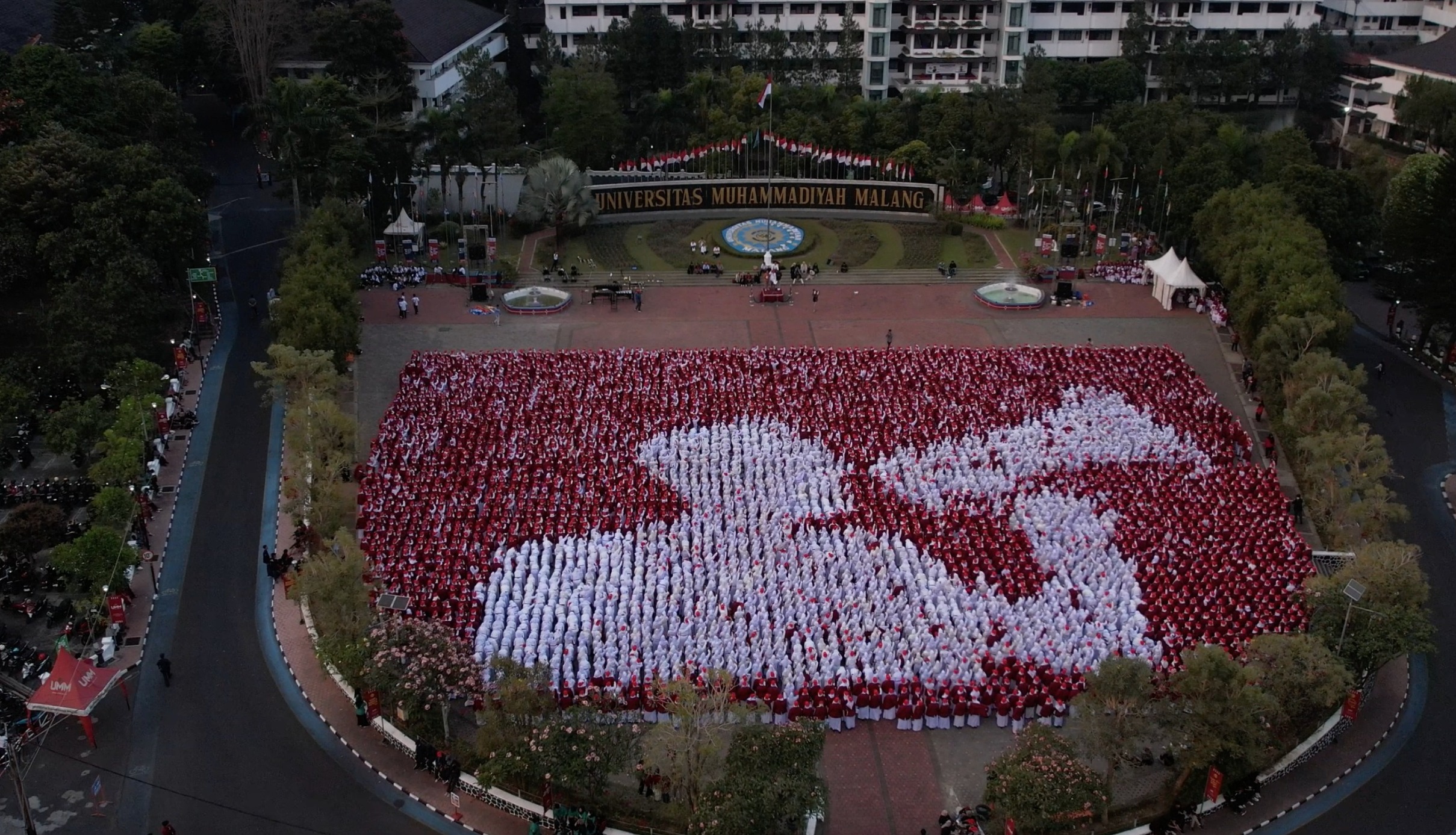 Formasi salah satu jas merah mob yang merepresentasikan mahasiswa sebagai generasi yang berani menyuarakan inovasi dan kebenaran.