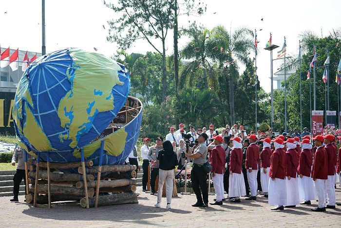 SARAT MAKNA: Pesmaba UMM resmi dibuka dengan melepas ribuan burung endemik Jawa dari dalam globe raksasa sebagai dukungan gerakan green and clean.