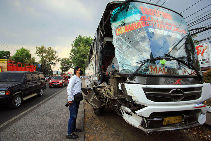 Bus yang menabrak truk dan melindas tiga sepeda motor dalam peristiwa kecelakaan di palang pintu Singosari Malang