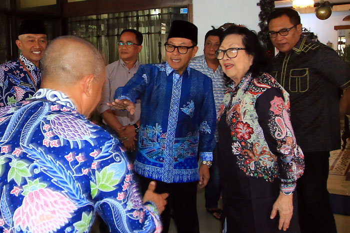 PAMITAN: Egni Rumambi (dua dari kanan), istri almarhum Ebes Sugiyono menyambut kedatangan rombongan Pemkot Malang di kediamannya, kemarin siang.