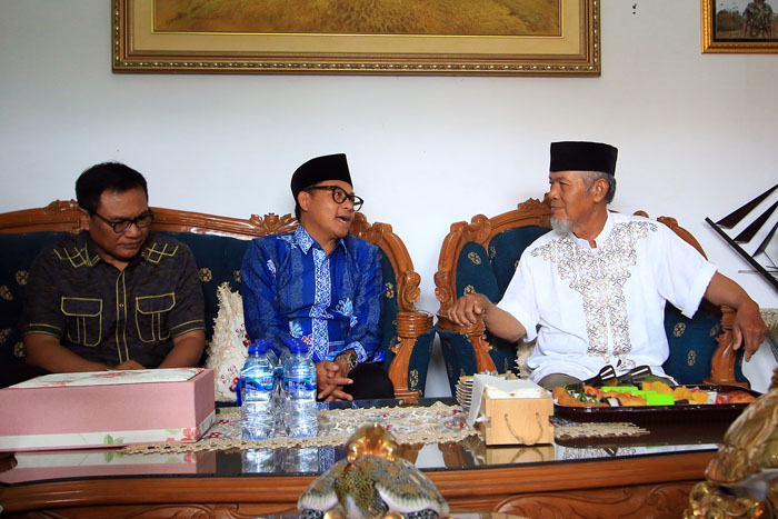 GAYENG: Wali Kota Malang Sutiaji (tengah) dan Wakil Wali Kota Malang Sofyan Edi Jarwoko (kiri) berbincang dengan mantan wali kota Suyitno, kemarin.