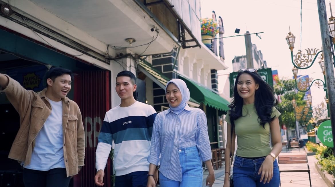 Ilustrasi wisatawan yang sedang berlibur ke Malang. Rayz UMM Hotel menawarkan promo khusus.
