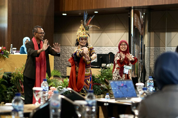 Keseruan peserta turut menari topeng bersama Seniman Tari Topeng Malang.