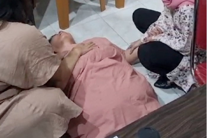 LEMAS: F. M. Valentina pingsan di Kejaksaan Negeri Kota Malang saat hendak dibawa ke Lapas Perempuan Sukun, Kamis sore (14/9).