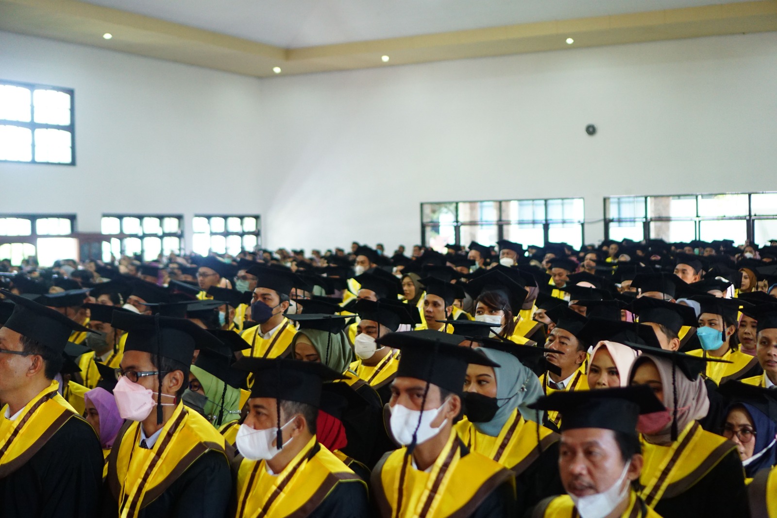 TERBAIK: Wisudawan program Sarjana dan Pascasarjana Uniga mengikuti prosesi wisuda pada akhir Juli lalu.