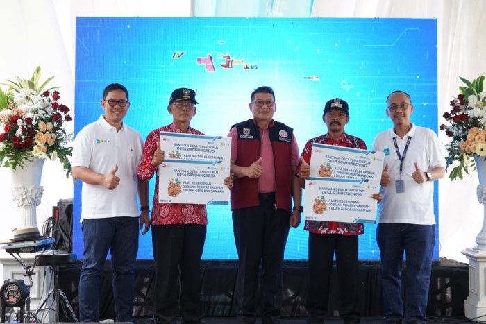 Manager UP3 PLN Malang Albert Safaria, Wakil Bupati Malang Didik Gatot Subroto, dan Senior Communication Manager PLN Jawa Timur Kemas Albdul Ghofur menyerahkan bantuan listrik ke warga Desa Sumberbeni