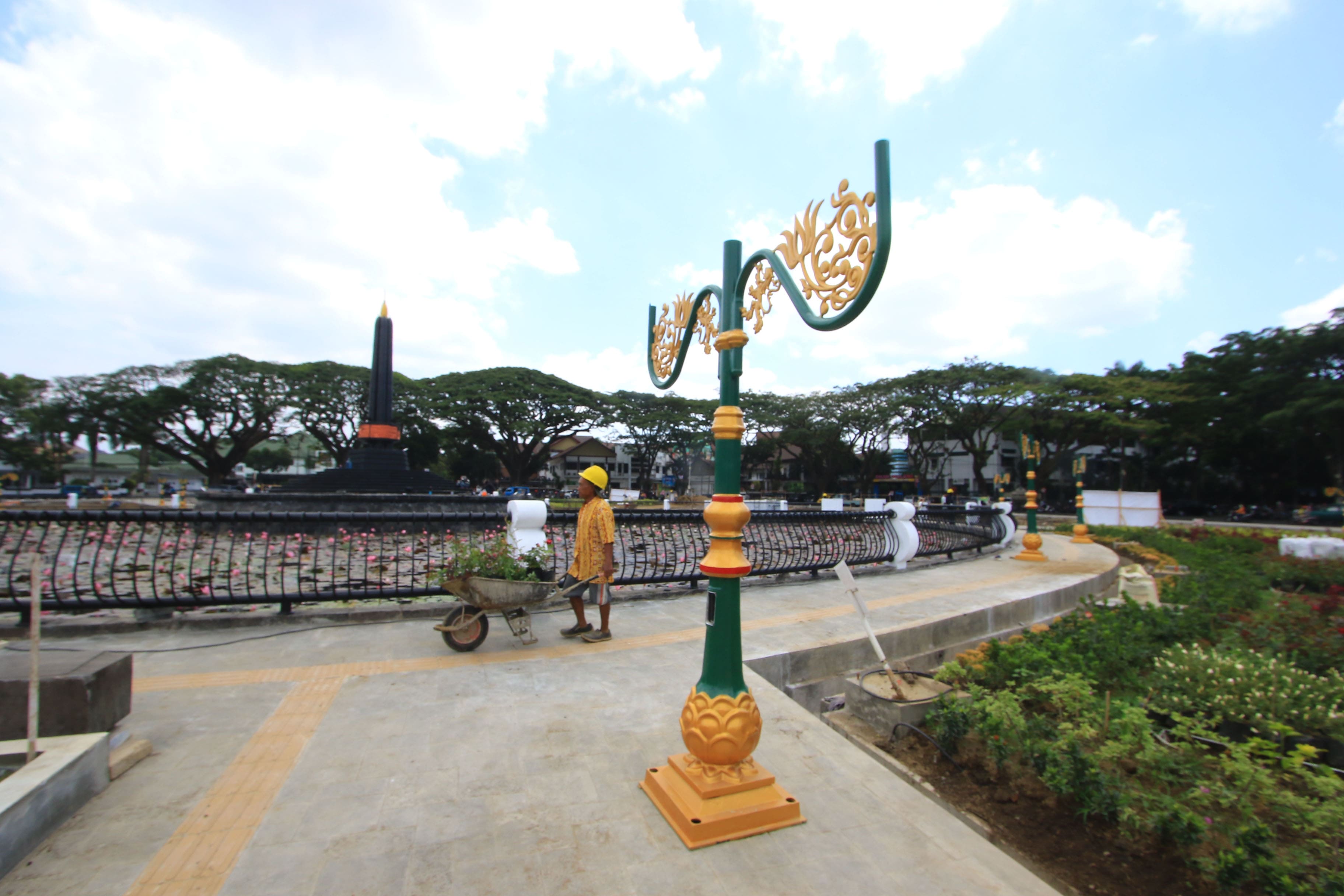 WARNA KEEMASAN: Tiang lampu penerangan Alun-Alun Tugu sudah dipasang, kemarin. Model dan bentuknya menyerupai PJU di Kajoetangan Heritage.