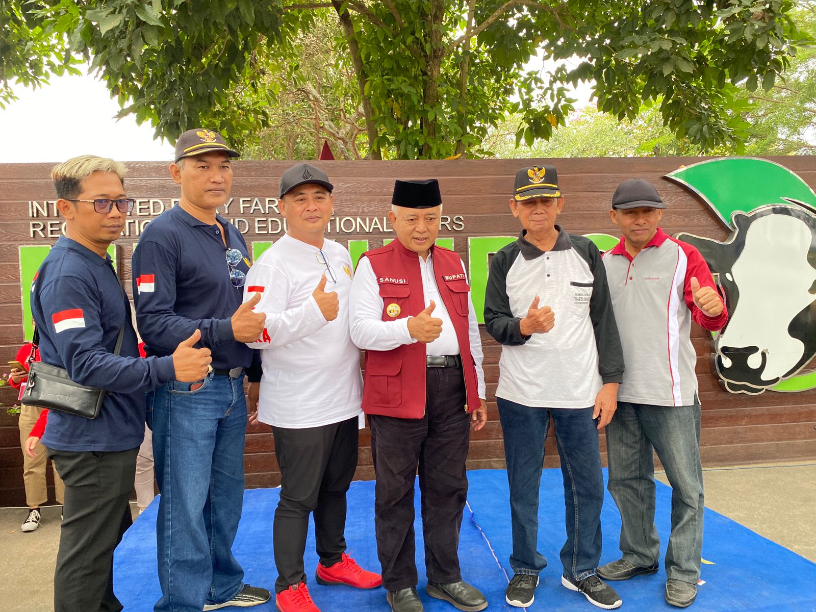 Bupati Malang H M. Sanusi (tiga dari kanan) bersama Owner Milkindo Muhammad Taufan Firman Effendi (empat dari kanan) sebelum memberangkatkan ribuan peserta jalan sehat Milkindo Green Farm, (18/9)