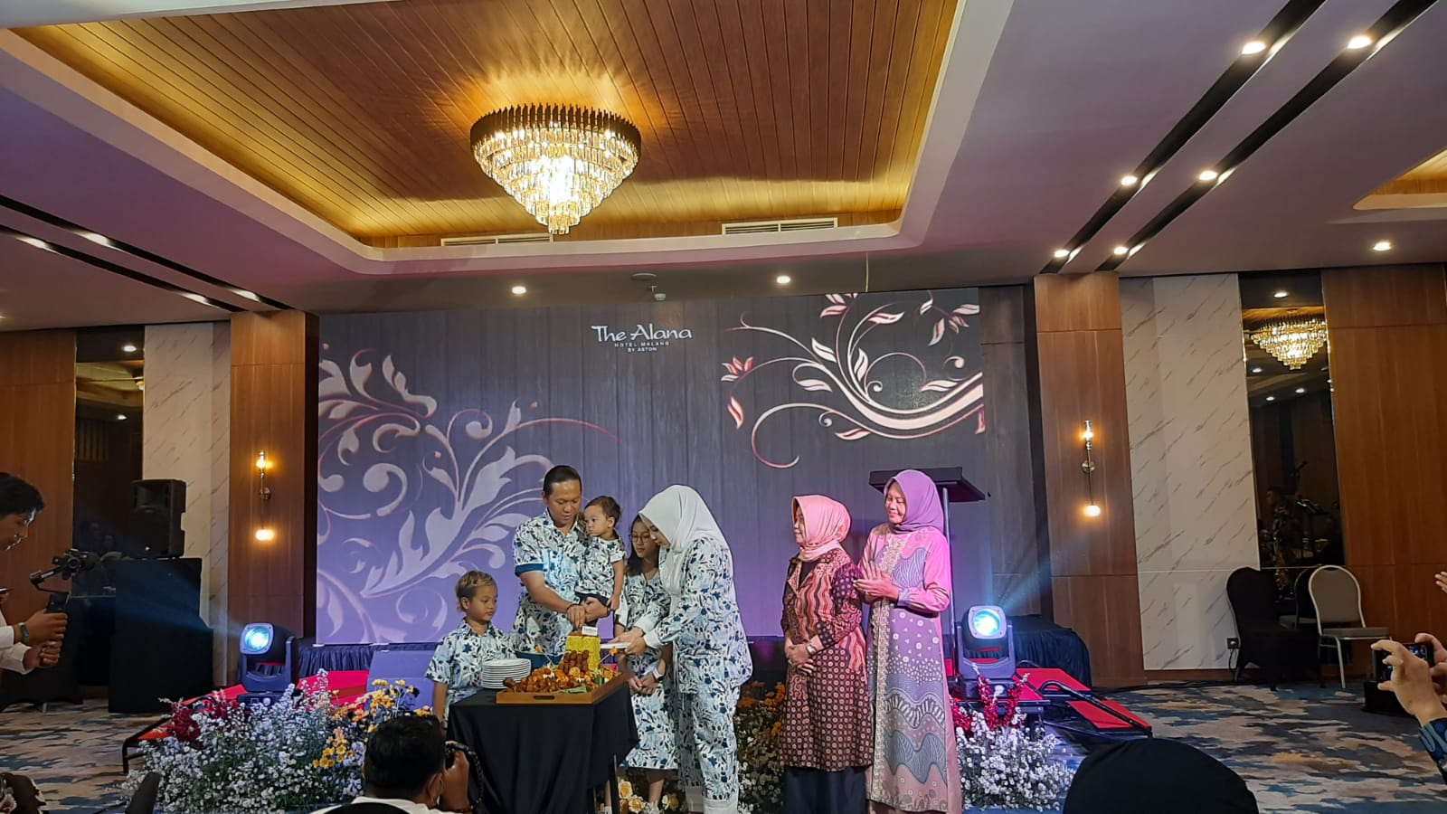 Owner The Alana Hotel Gagah Wibowo bersama keluarga saat soft launching hotel dengan konsep smart room ini pada 16 September lalu.
