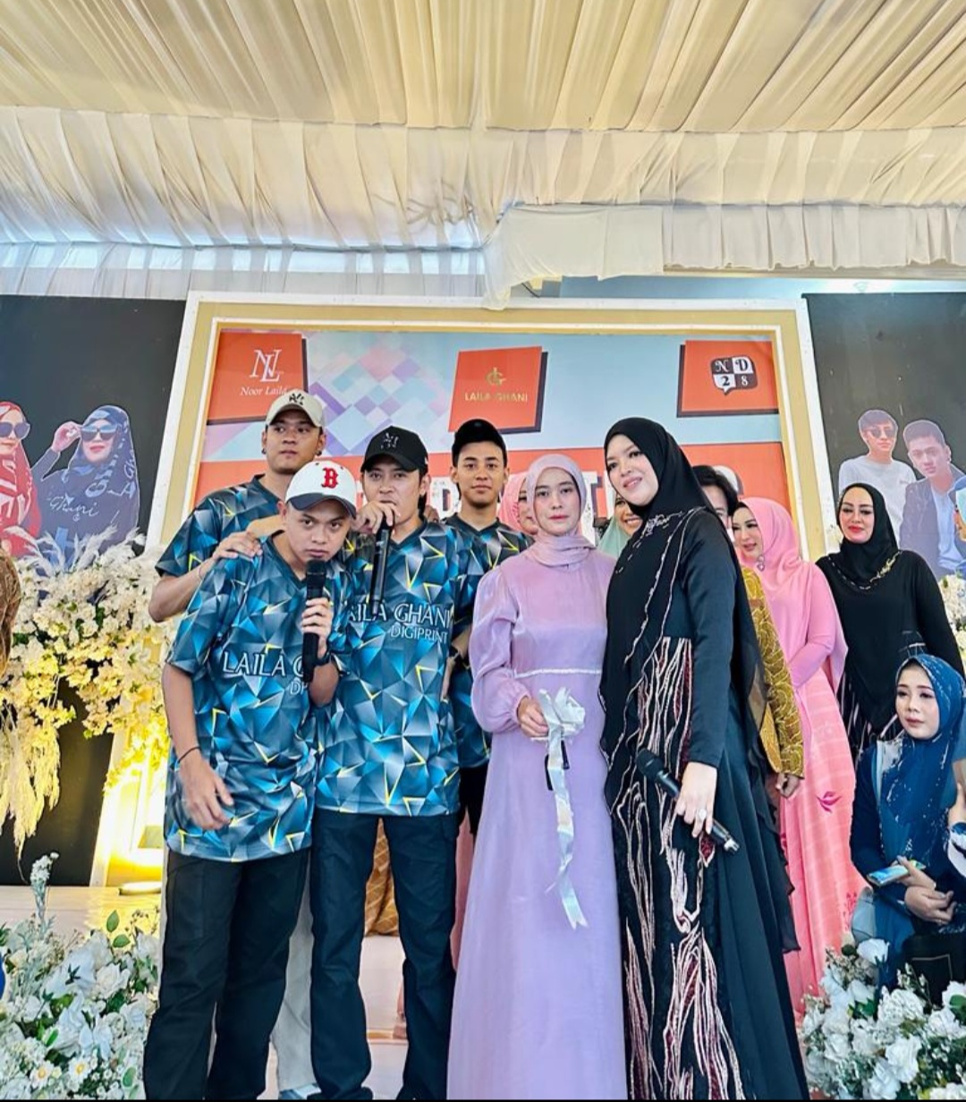 Owner brand Laila Ghani-Noor Laila, Dr Lailatul Farida MAB (kanan) bersama Ina ND Store pemenang Honda Scoopy dan Dika BJ and Team.