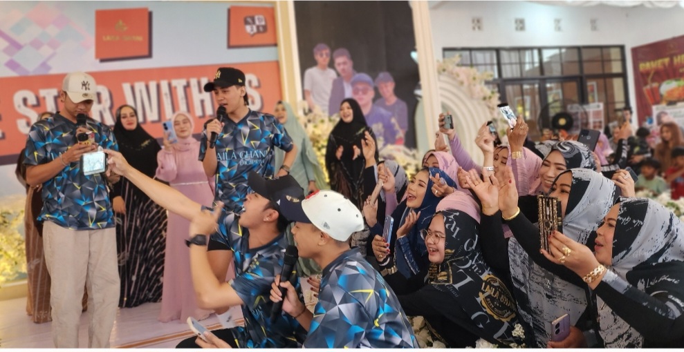 Kehebohan Dika BJ dan kawan-kawan saat menjadi rebutan ibu-ibu tamu undangan dalam launching koleksi terbaru Laila Ghani-Noor Laila