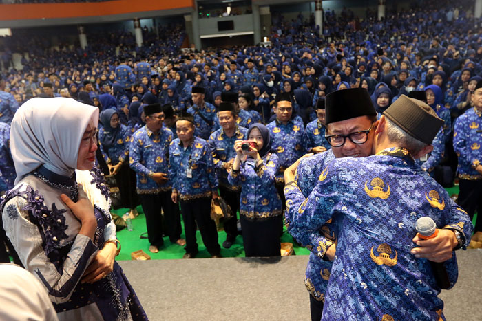 Wali Kota Malang Sutiaji bertangis-tangisan dengan ASN. Tampak Ketua TP PKK Kota Malang Widayati Sutiaji turut mencucurkan air mata