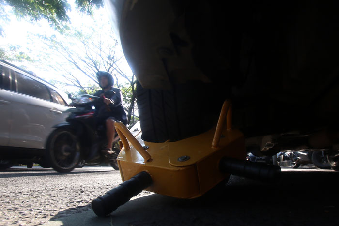 Mobil digembok dalam razia karena parkir secara liar di Jalan Veteran Kota Malang