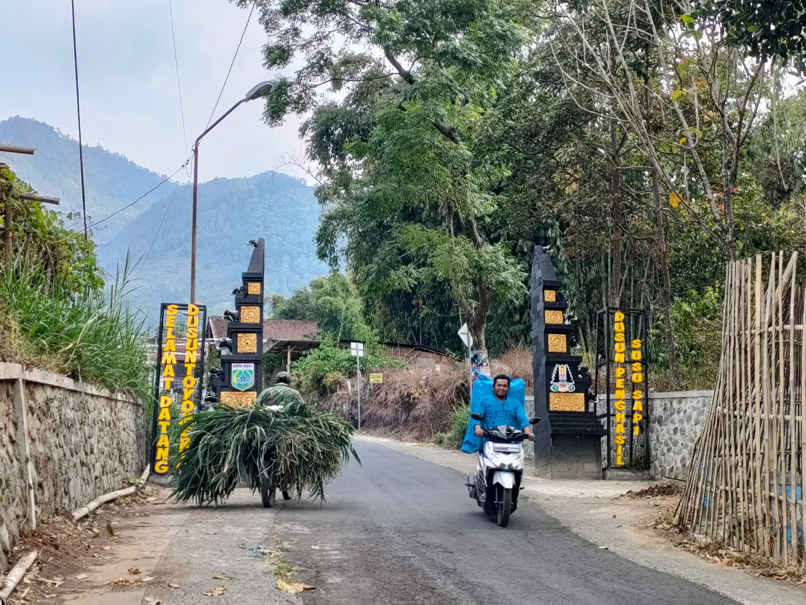DUSUN TERTINGGI: Pintu gerbang memasuki Dusun Toyomerto, Desa Pesanggrahan Kota Batu.