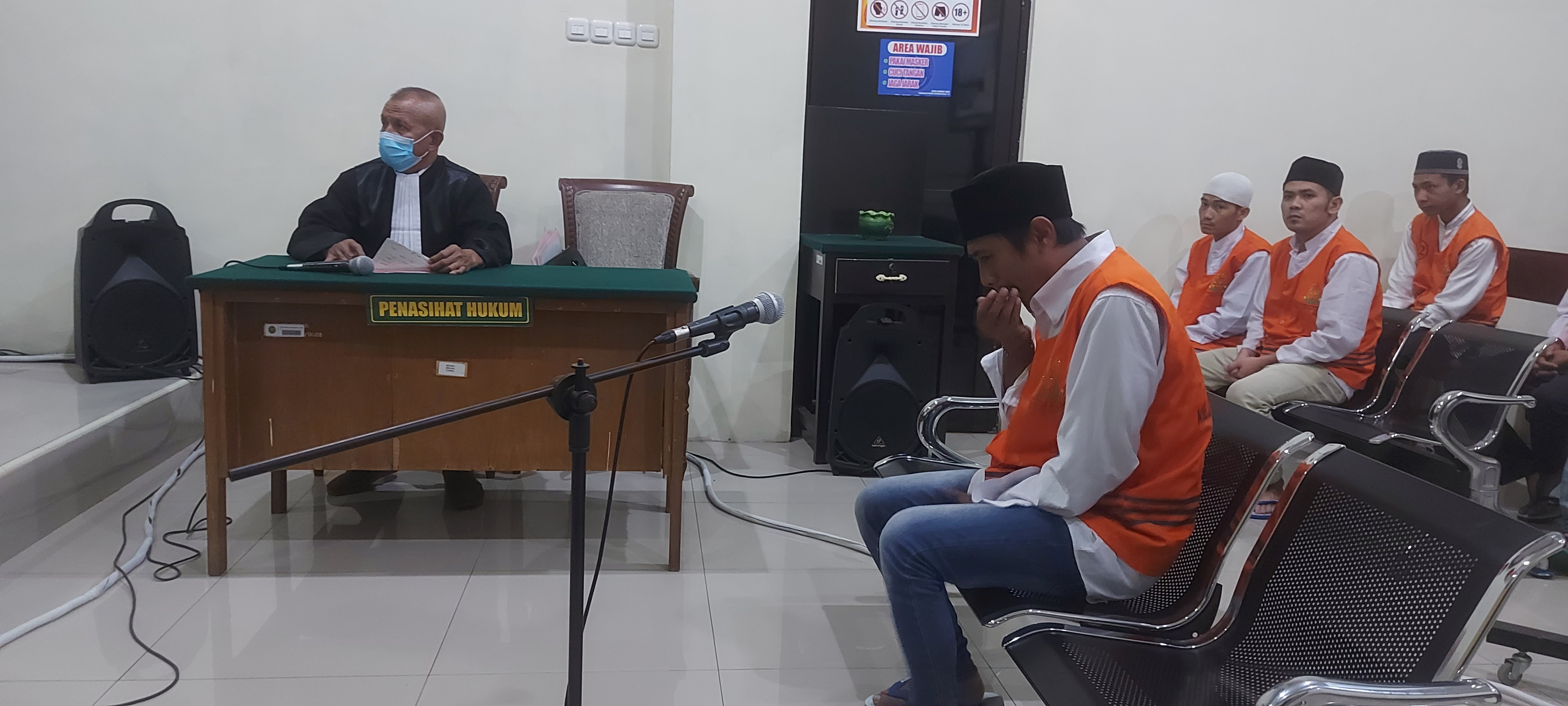 Alfan Taqfirun, tukang bakso yang hamili penyandang disabilitas mental, dalam sidang di Pengadilan Negeri Kepanjen kemarin (18/9).