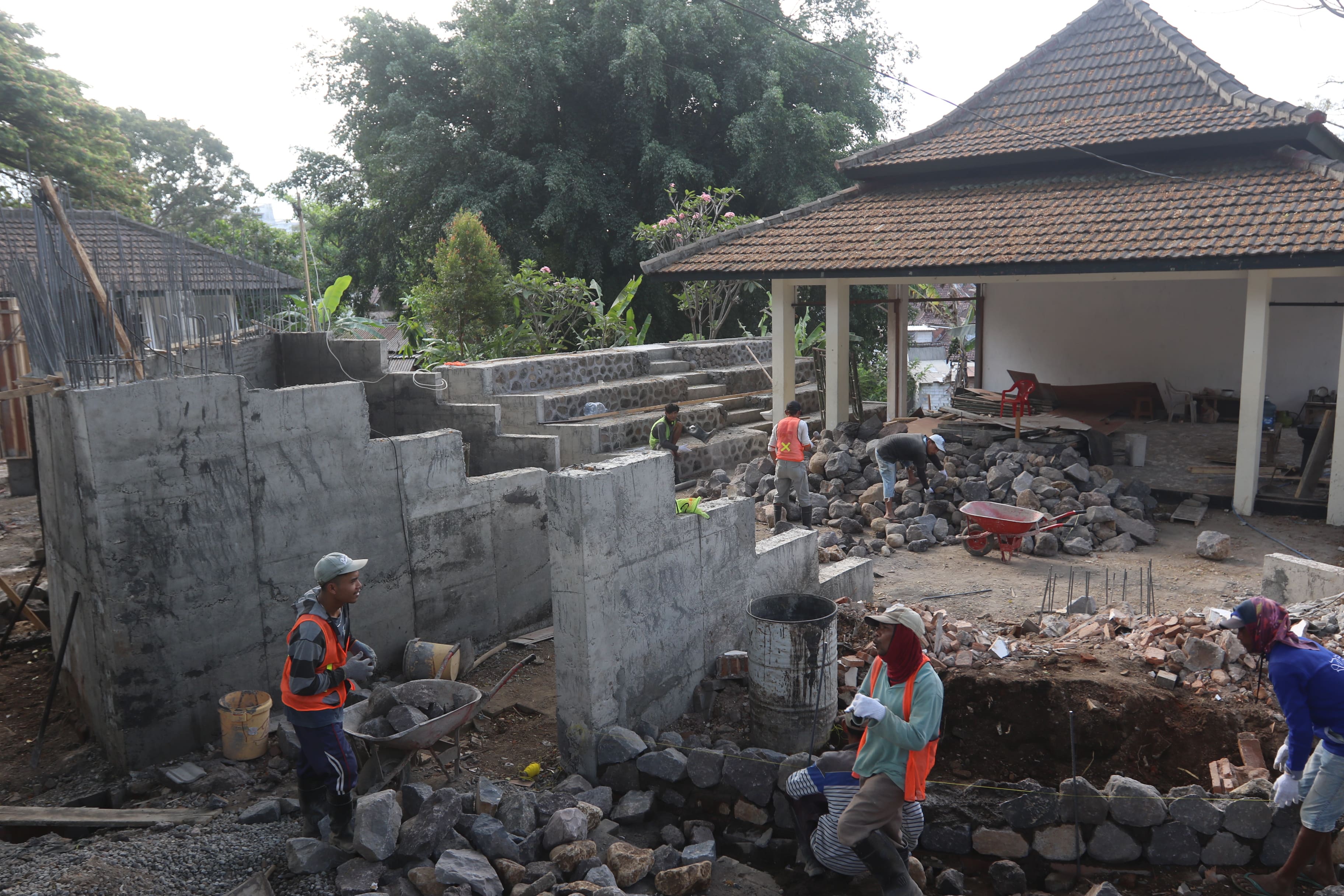 TERUS DIKEBUT: Beberapa pekerja menggarap tribun di area gedung Dewan Kesenian Malang (DKM), kemarin (19/9)