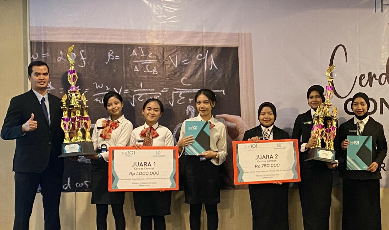 JAWARA : General Manager Hotel The 1O1 Malang OJ Ade Sudrajat (kiri) menyerahkan hadiah untuk pemenang cerdas cermat, kemarin (18/9).