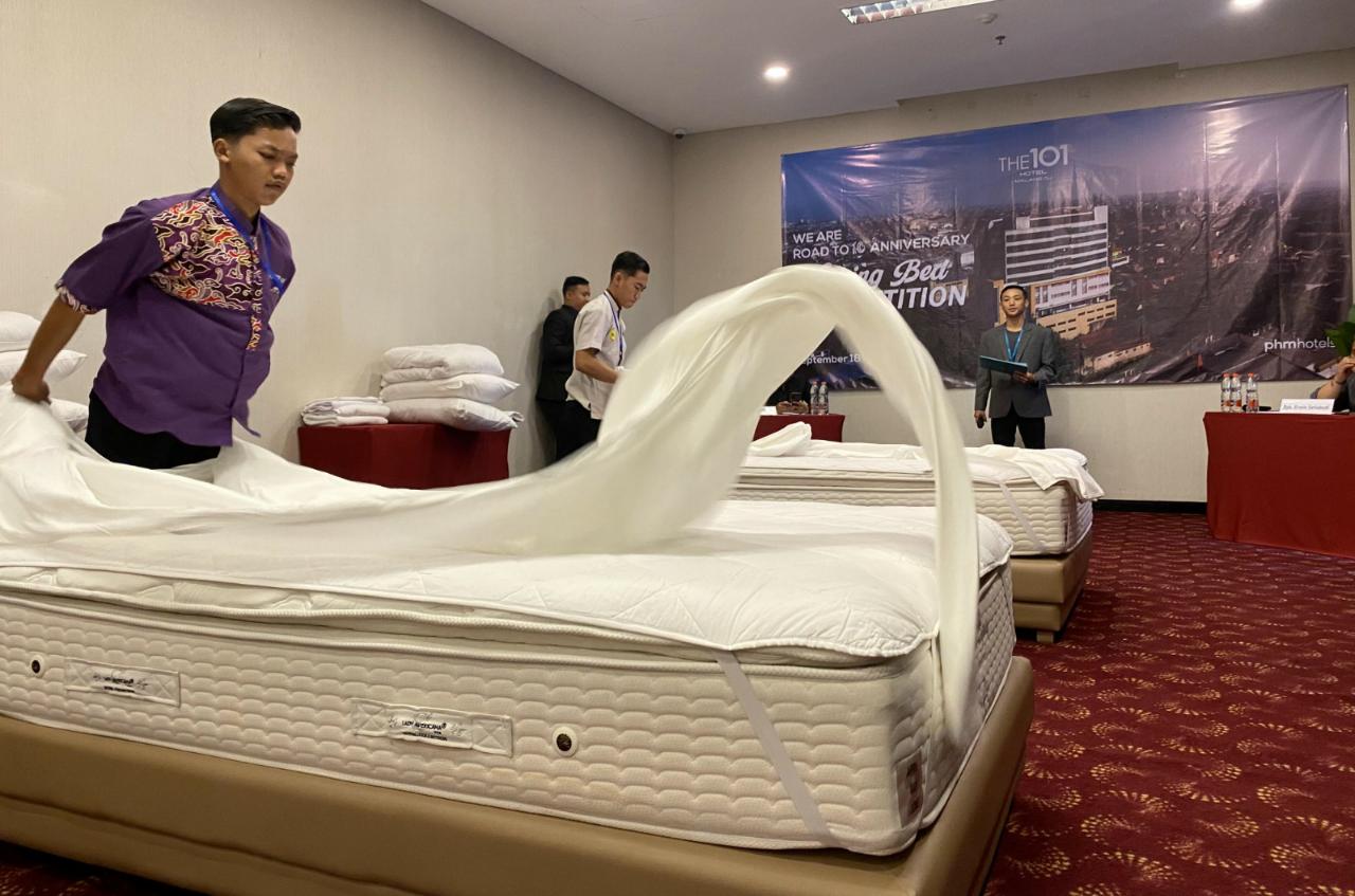 BERANI TAMPIL : Salah satu siswa mempraktekkan skill making bednya, di depan para juri.