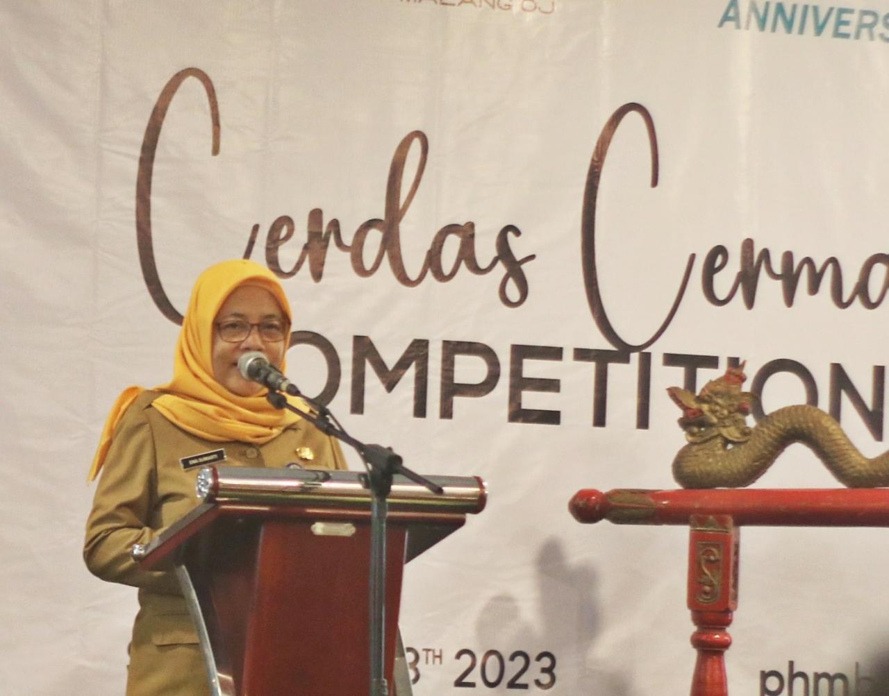TERIMA KASIH : Kepala Cabdin SMA/SMK Kota Malang - Kota Batu Dr Ema Sumiarti MSi memberikan apresiasi kepada Hotel The 1O1 Malang OJ atas CSR yang berikan untuk peningkatan mutu siswa SMK.