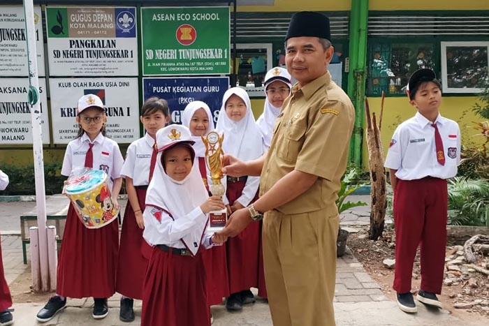 Kepala SDN Tunjungsekar 1 Kota Malang Budi Hartono seremoni penyerahan trofi kepada siswanya yang berprestasi