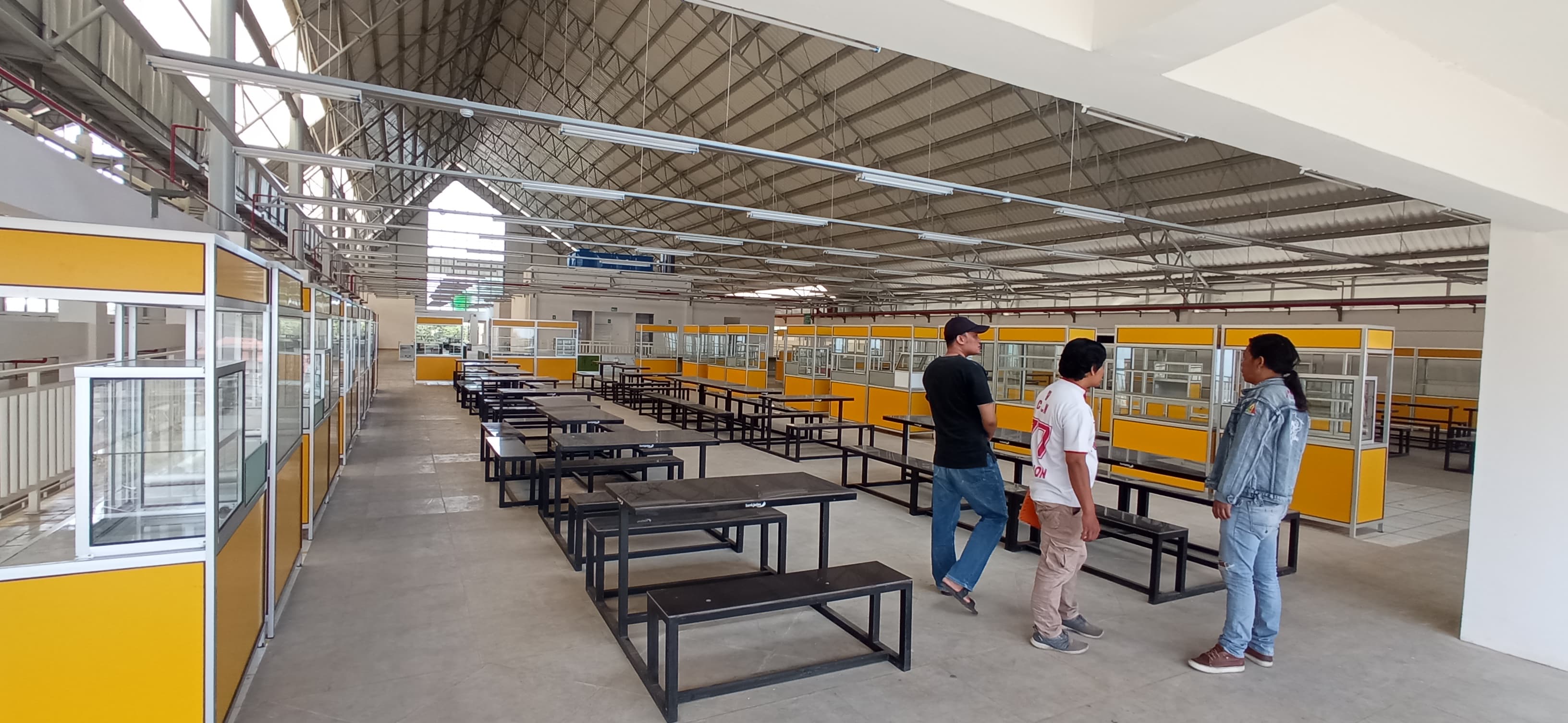 SIAP DITEMPATI: Meja kursi di zona kuliner di Pasar Induk Among Tani sudah tertata dengan rapi dan siap digunakan untuk berjualan makanan.