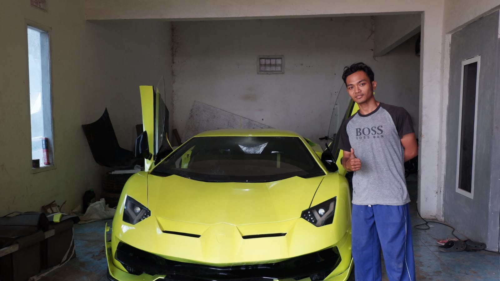KREATIF: Mahandika Bayu Aji menunjukkan body mobil Lamborghini buatannya.