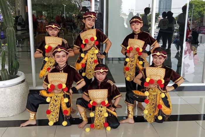 Kepiawaian tim tari SDN Tunjungsekar 1 Kota Malang diganjar medali