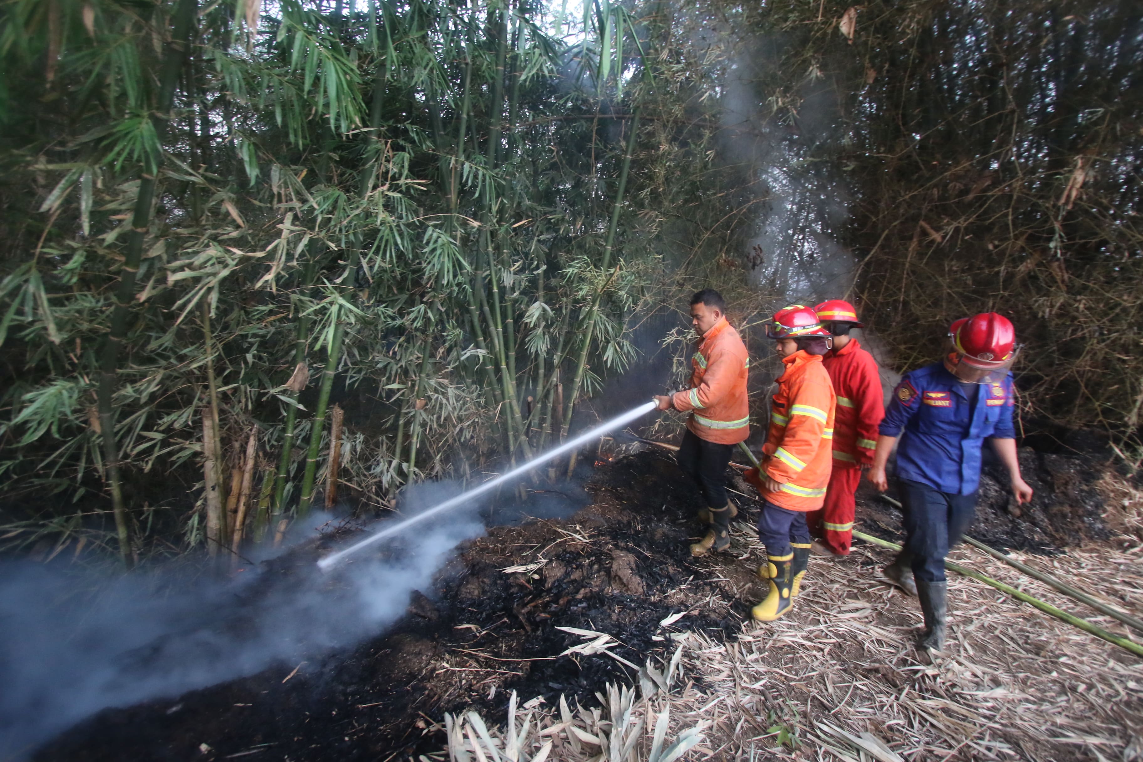 KEBAKARAN: Personel dari Damkar Kota Malang memadamkan kobaran api di lahan kawasan Joyogrand, Merjosari, Kecamatan Lowokwaru, pertengahan September lalu.