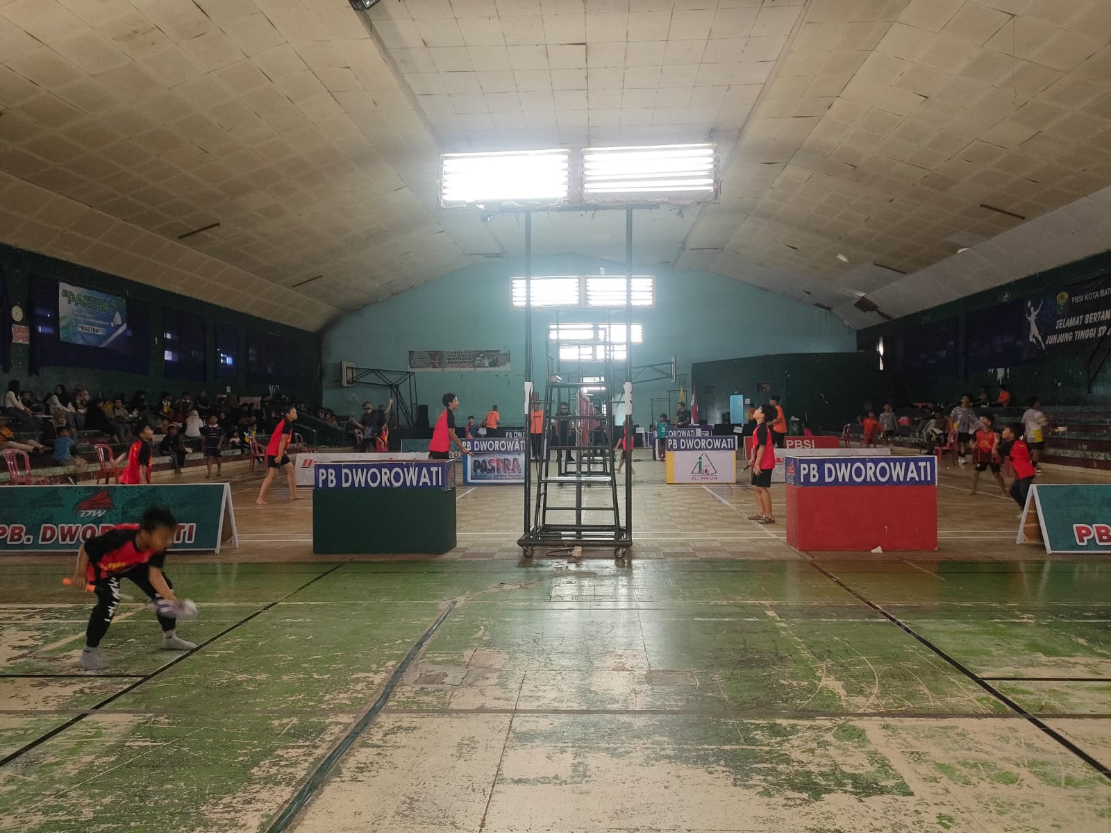 PERLU RENOVASI: Kondisi di dalam GOR Ganesha yang sudah kusam.